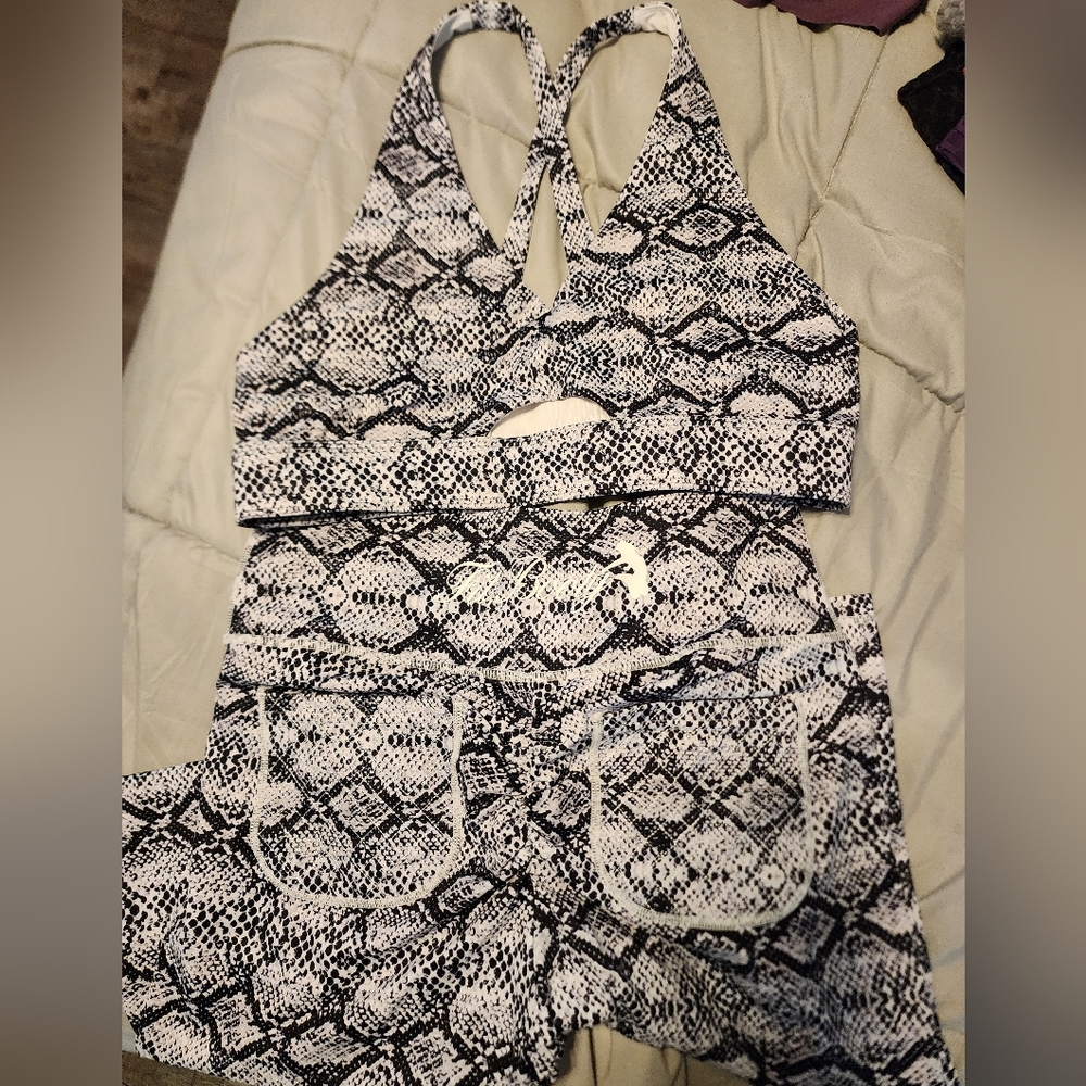 Fit Booty scrunch butt leggings and matching bra snake skin print